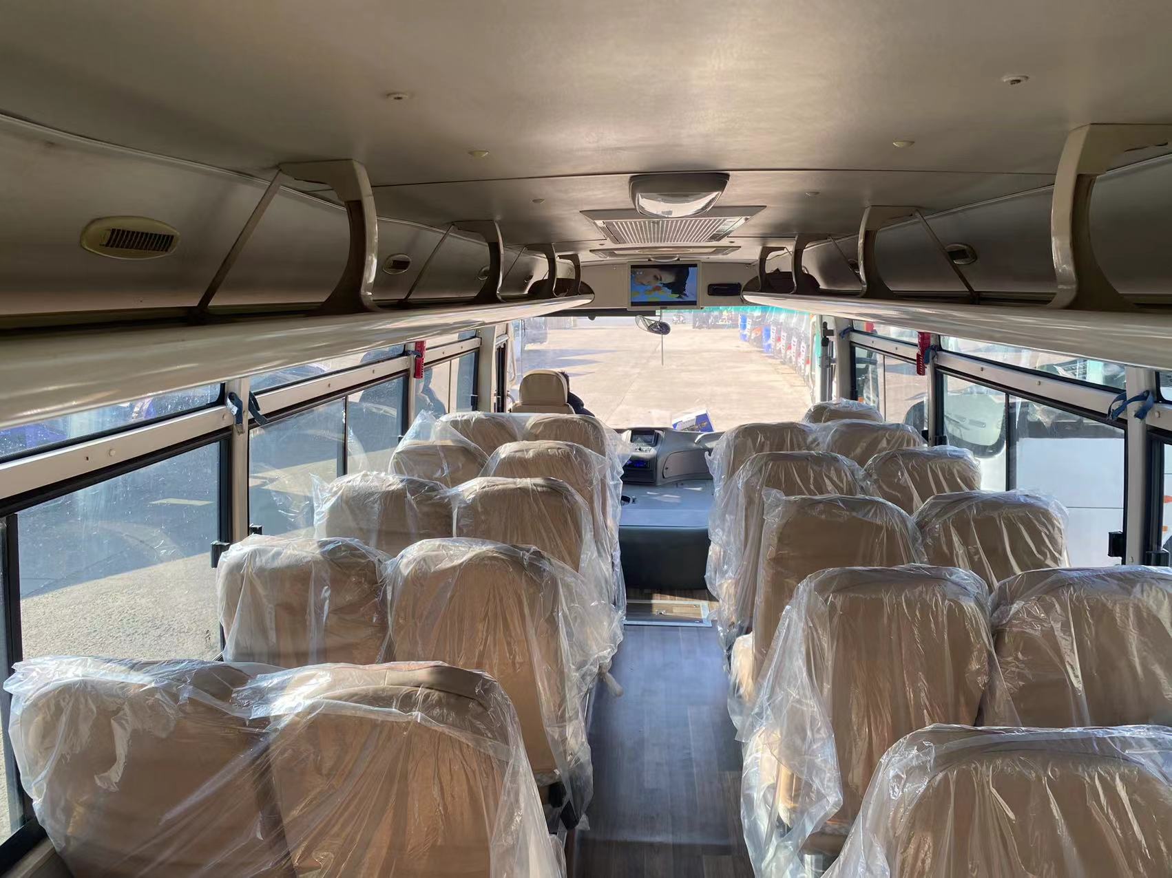 Left Hand Drive Coach Buses 30-35 Seats Euro 3 Emission Standard 6-8L Engine Capacity