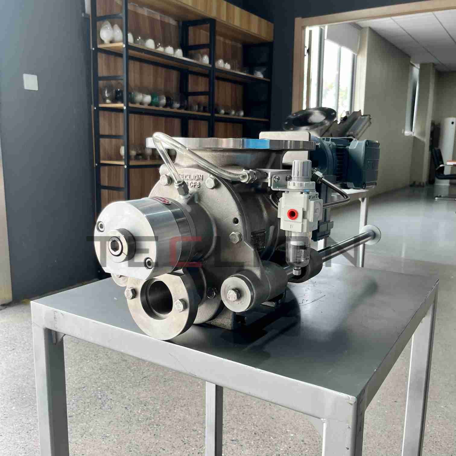 Rotary valve is used for pneumatic conveying, with a detachable rotor and a cleaning type structure