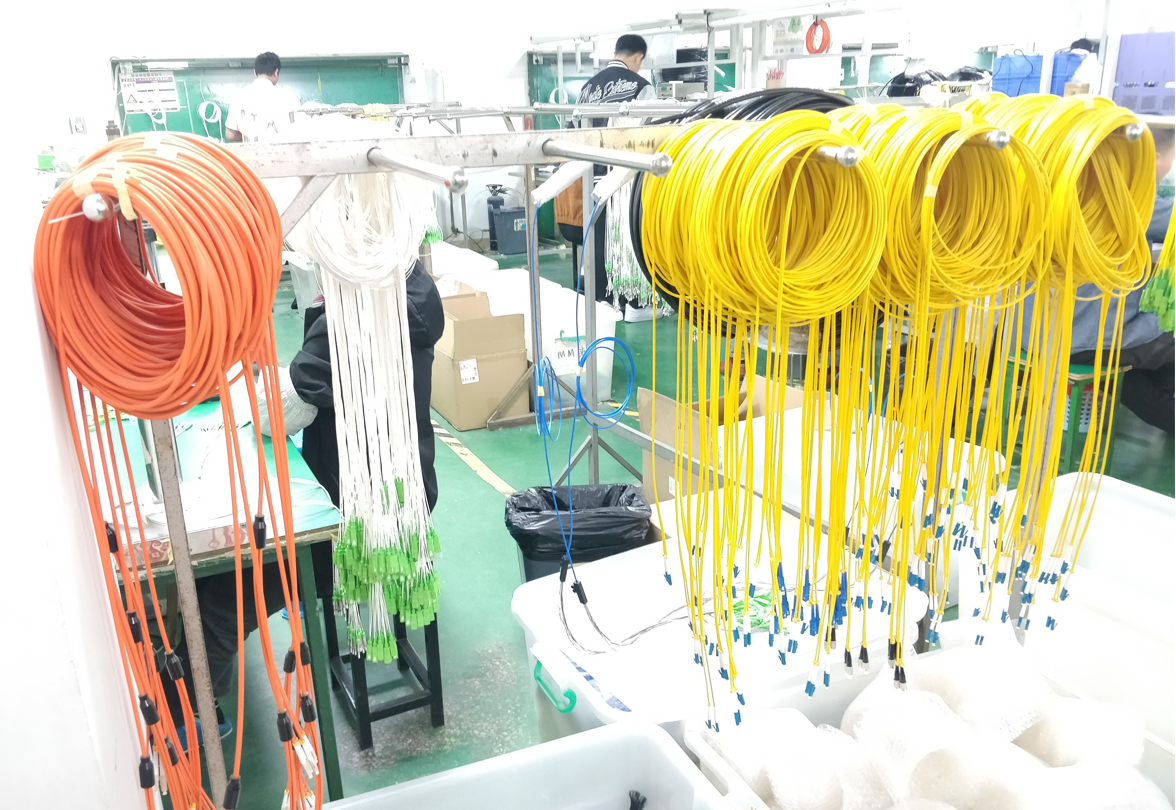 G657A 3.0mm LSZH White Armored Fiber Optic Patch Cord SC/APC To SC/APC SM 9 1F