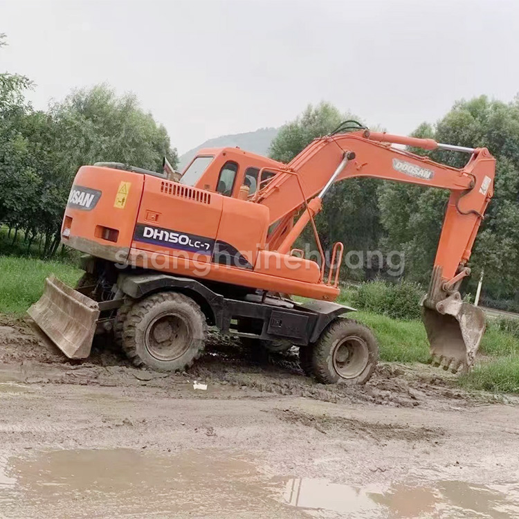 Doosan DH150w Wheel Excavator Made in Korea with Low Machine Weight of 15 KG and Engine