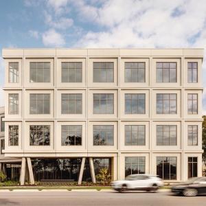 China Prefab Commercial Steel Structure Office Building Windproof Wide Span ISO9001 on sale