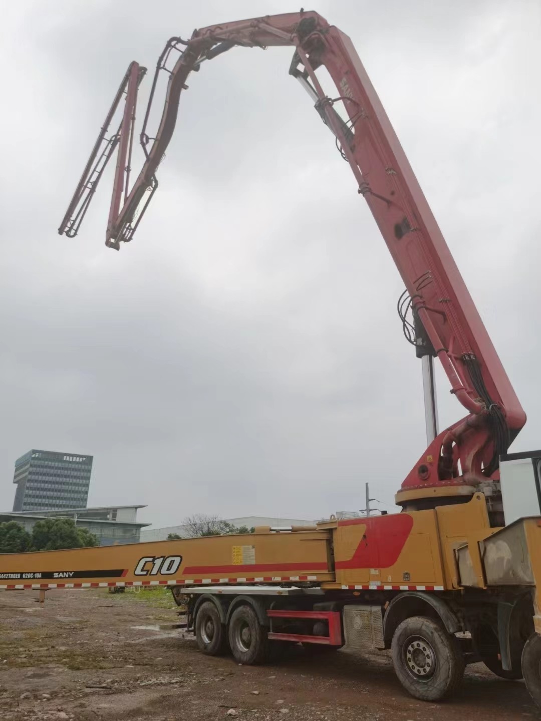 Sany high performance used 62m concrete pump truck suitable for large building construction