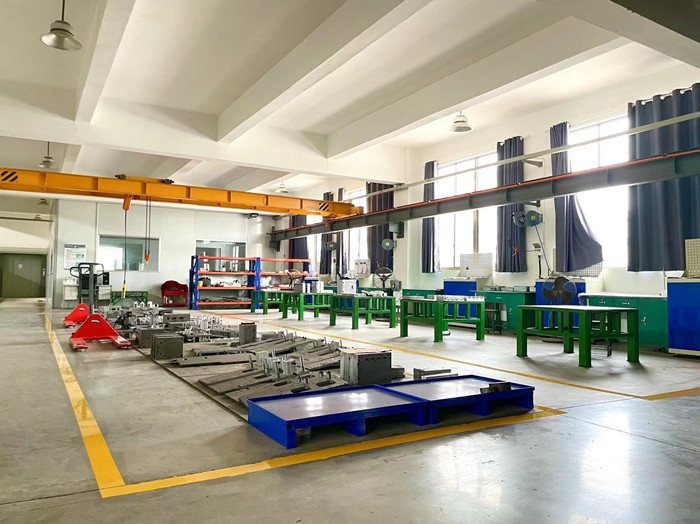Single Cavity Automative Plastic Mould Injection For 1L PE Material Petrol Bottle