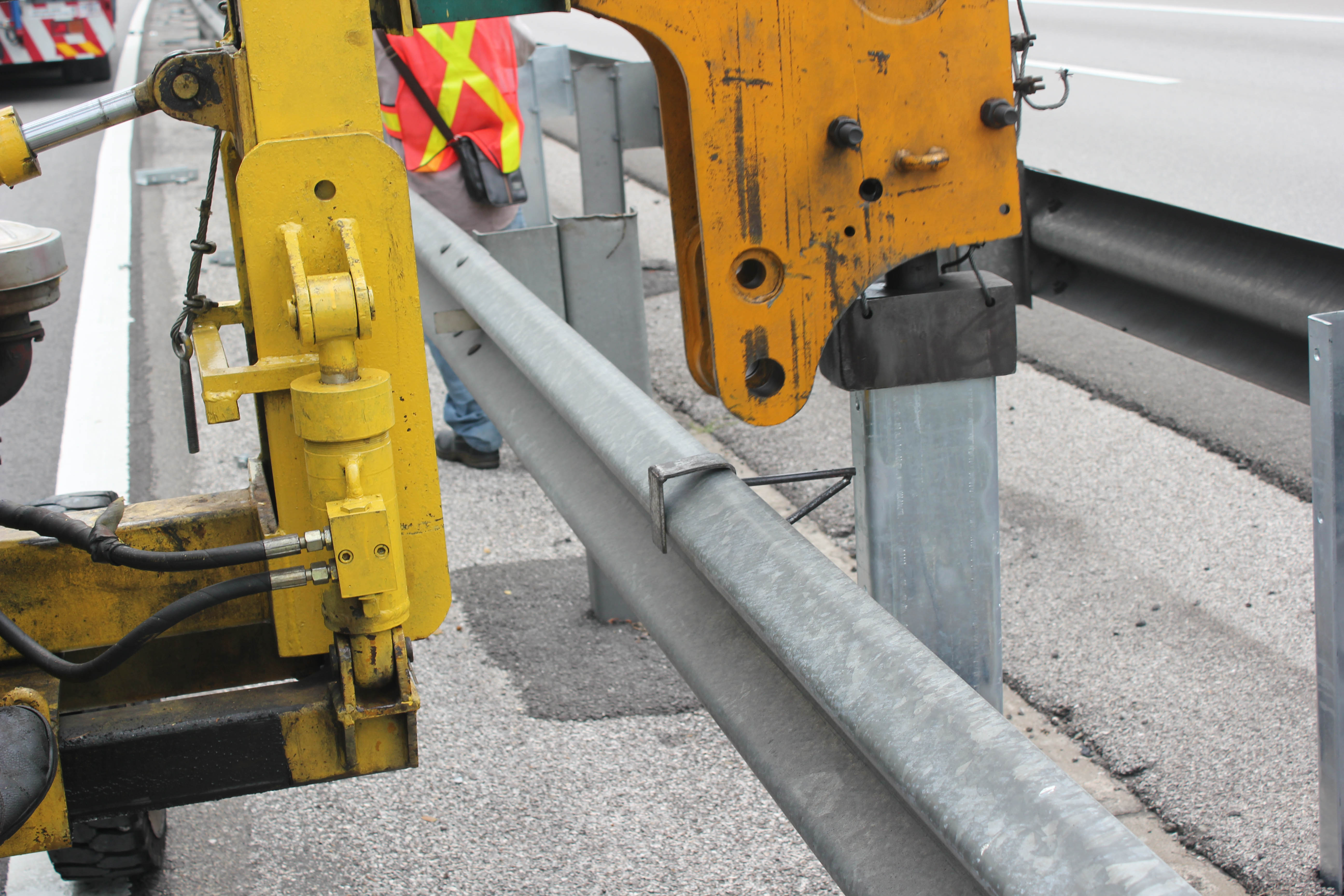 Guardrail Pile Driver Wheeled Highway Guardrail Drilling Machine Vibro Machine