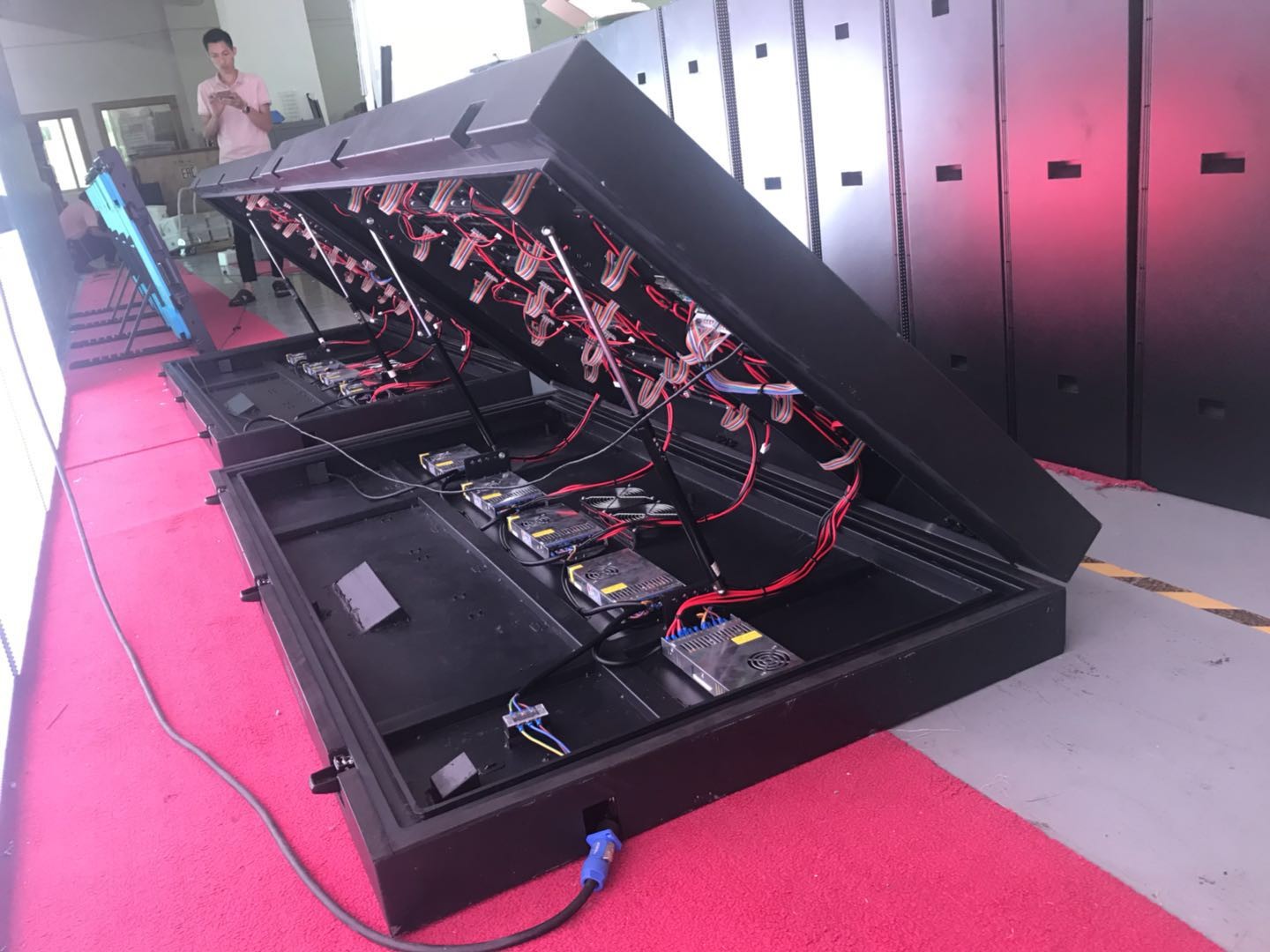 Front Service Stretched LED Video Display Panel 64*32 Resolution LED Large Screen Display Shenzhen Factory