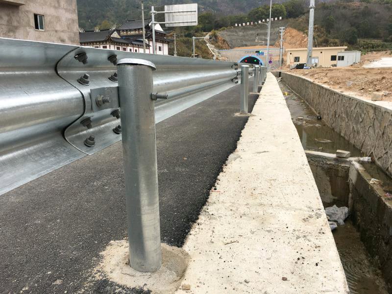 Q235 Q345 Galvanized Steel Highway Guardrail Bracket with Customized Specifications