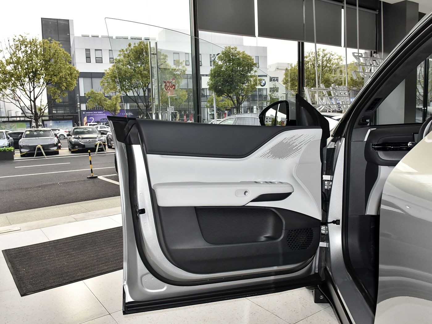 2025 Pure Electric Limousine Electric Car G Series Fast Charging Time 0.2hrs for Your Luxury Transportation with Sunroof