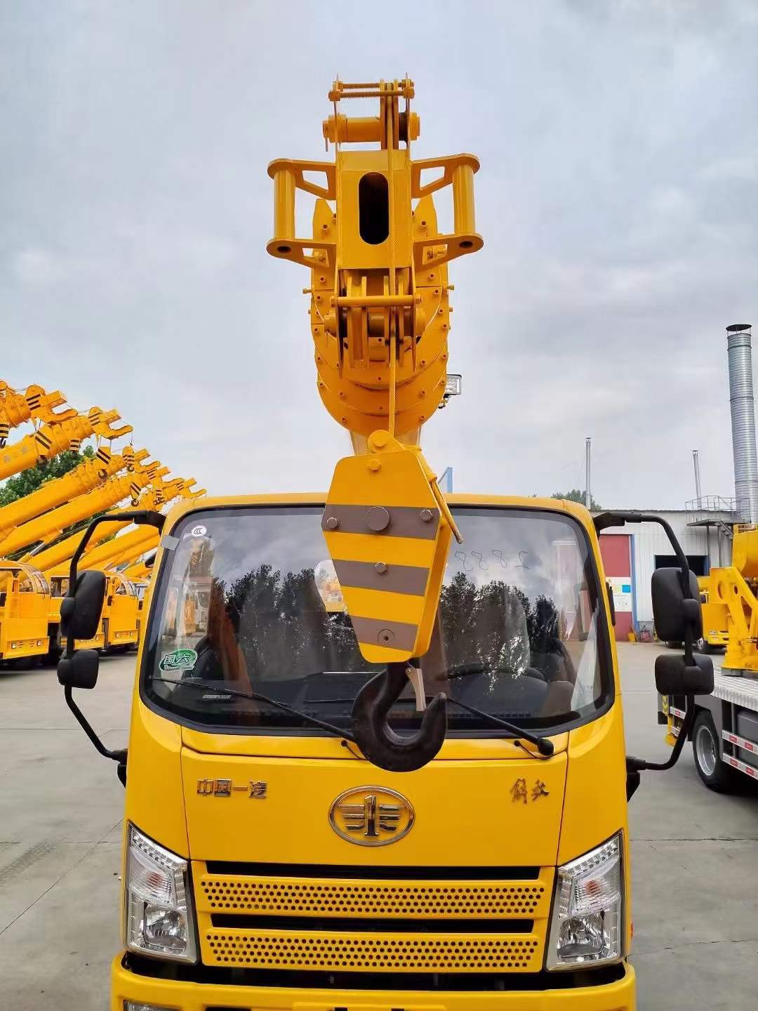 Construction Lifting 5 Ton Used Mini Crane Truck in Excellent Working Condition