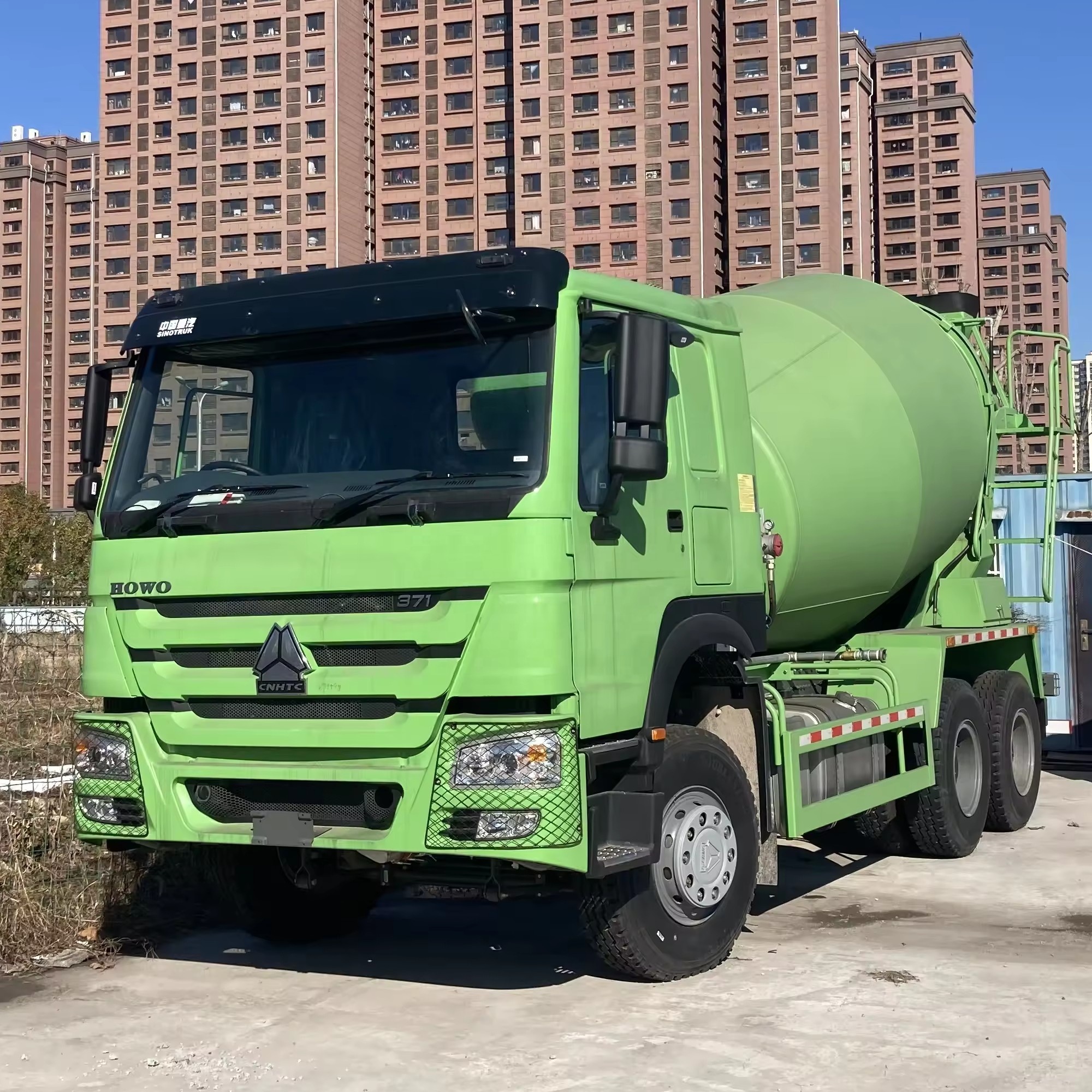 10 Wheels 380HP Sinotruk Mixer Truck 6X4 Driving Type With 12CBM Capacity