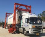 80 Ton Red Steel Mast Mobile Container Crane , Overhead Gantry Crane 5 - 15M /