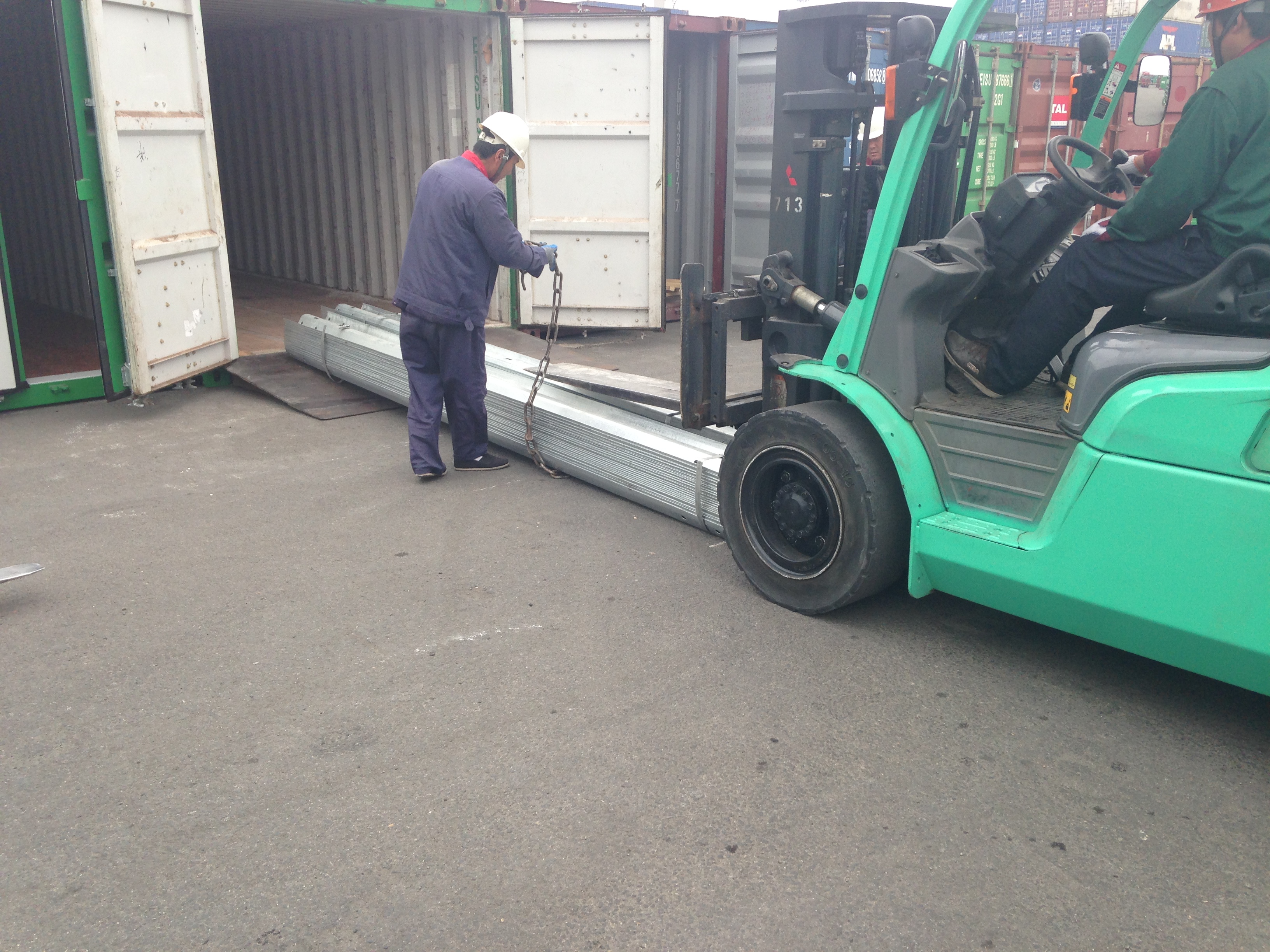 High Resistant W Beam Steel Safety Barrier Guard Rail with ISO9001 2000 Certification
