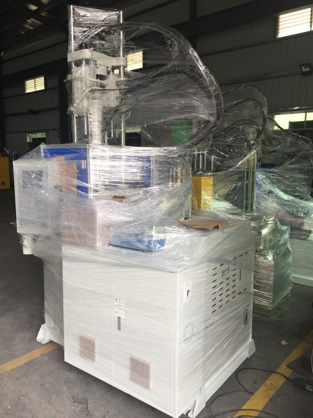 12KW Kitchenware Shuttle Plastic Injection Molding Machine Vertical 55T