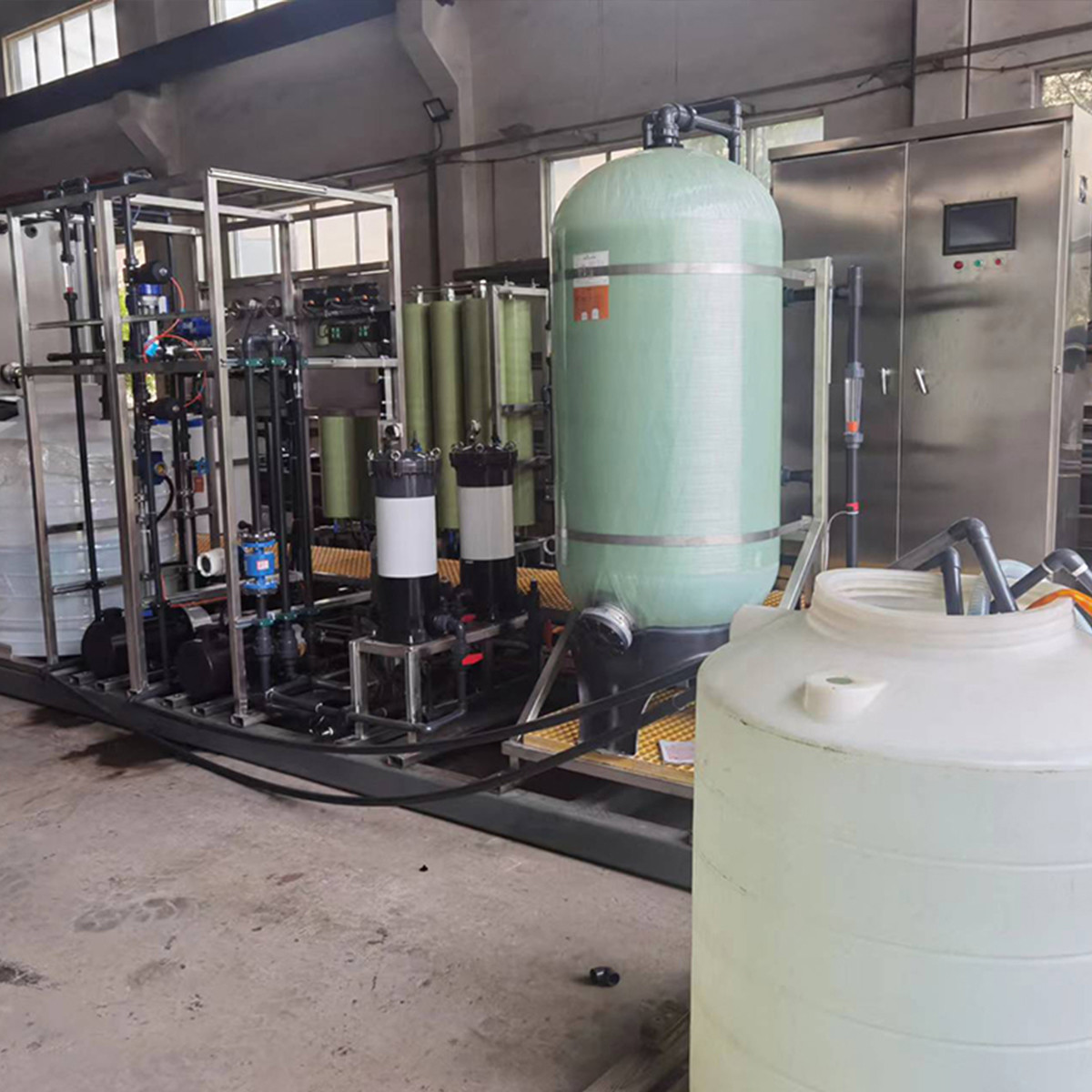 High-Efficiency DTRO Device for Water Purification and Solute Separation