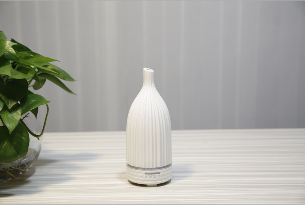 Hot Selling 120ml Elegant Home Quiet Oil Diffuser Ceramic Aroma Scented Fragrance Diffuser Ultrasonic Ceramic Aroma Diffuser