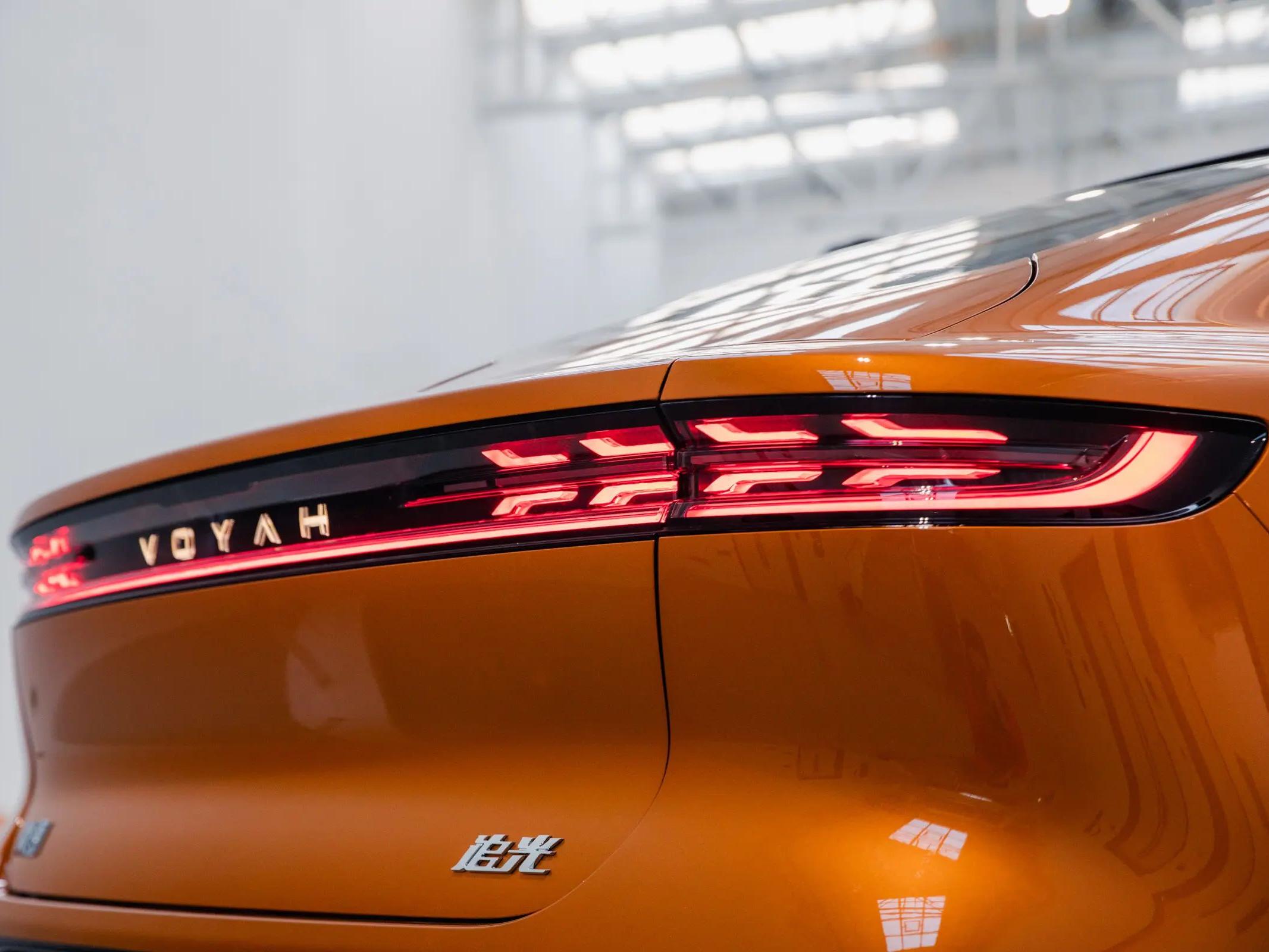 2024 Voyah Zhuiguang Electric Sedan EV Vehicle with Ternary Lithium Battery and 5-Door 5-Seat Body Structure
