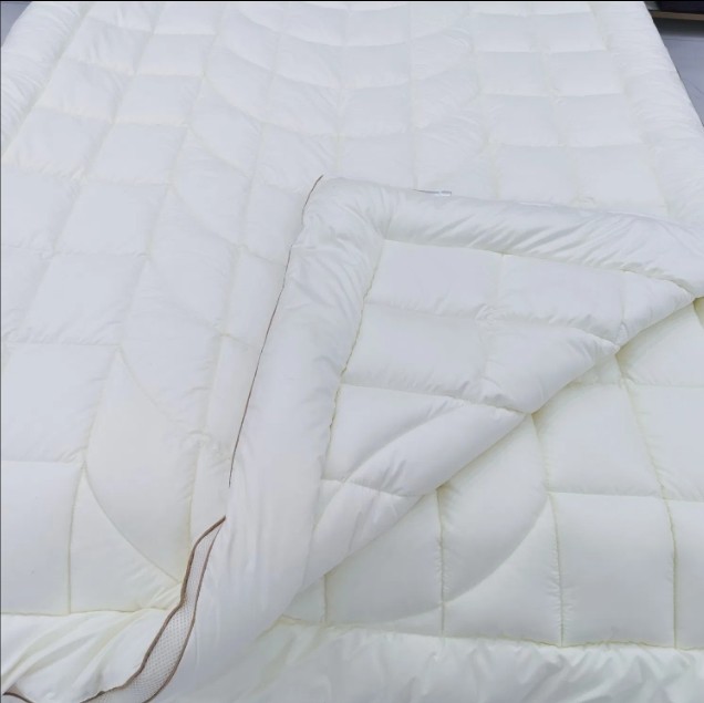 All-Season Solid Color Hypoallergenic Polyester Fill Machine Washable Quilt