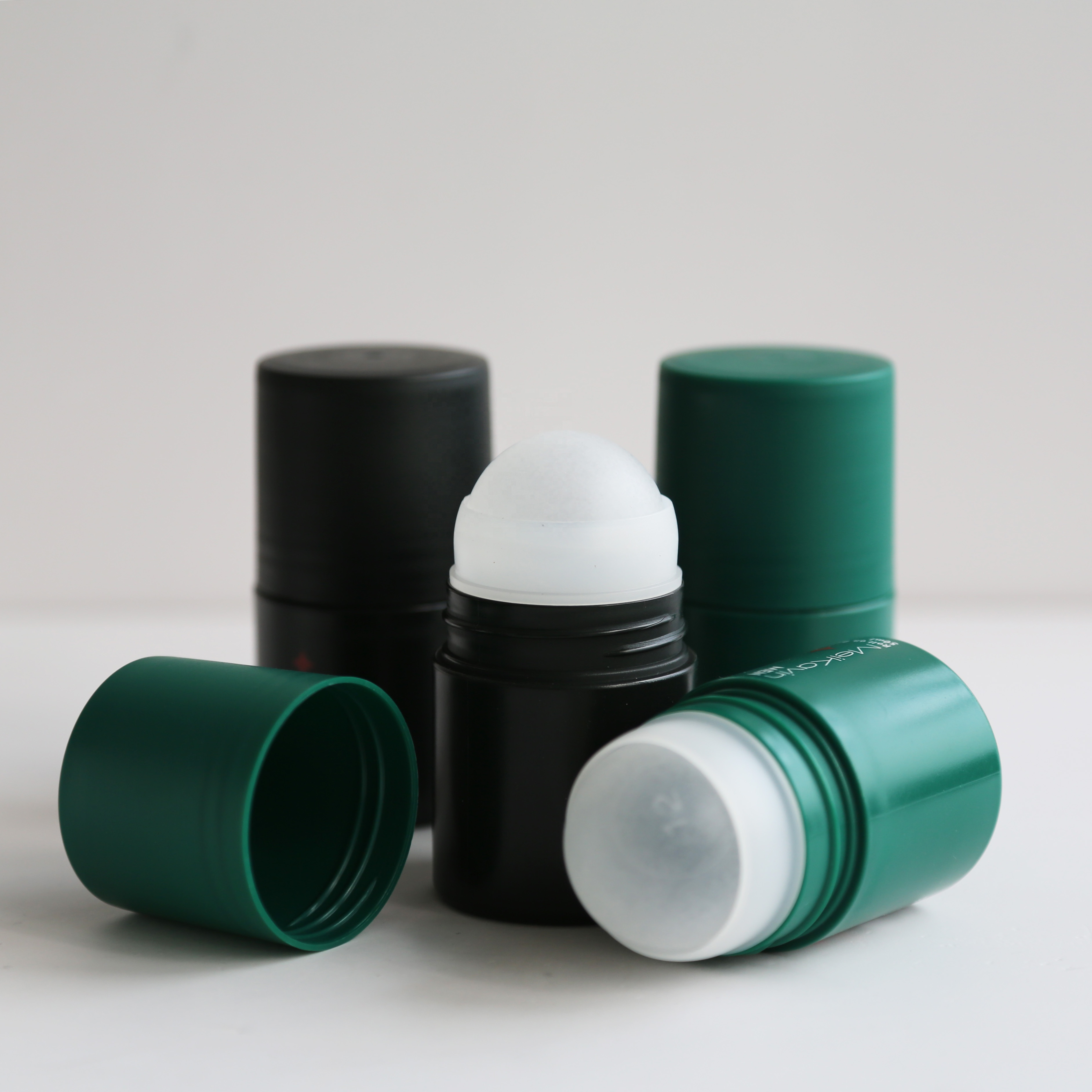Wholesale 50ml Custom Round Essential Oil Bottles Roll on Bottles Plastic Deodorant Roller Containers With PP Ball