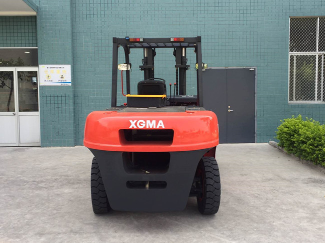 8.5 Ton Heavy Duty Forklift , Diesel Engine Forklift Truck Clearance Buffering Structure