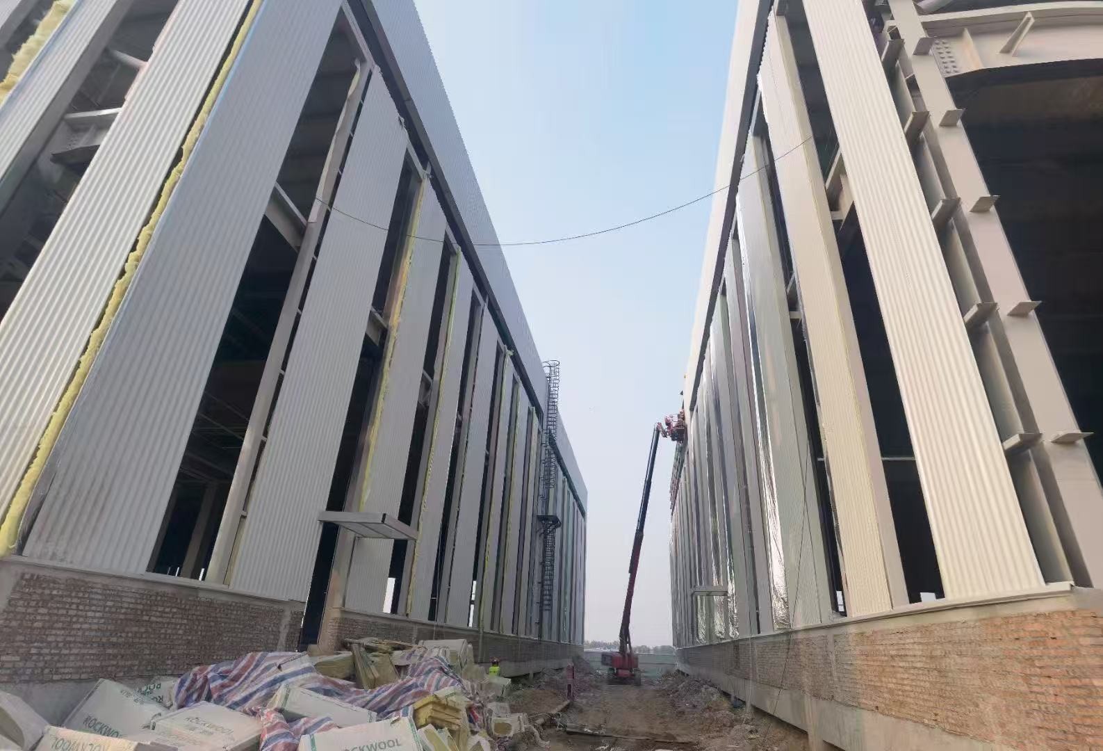 Customizable Versatile Steel Frame Warehouse Construction With Sandwich Panel Roof Cladding