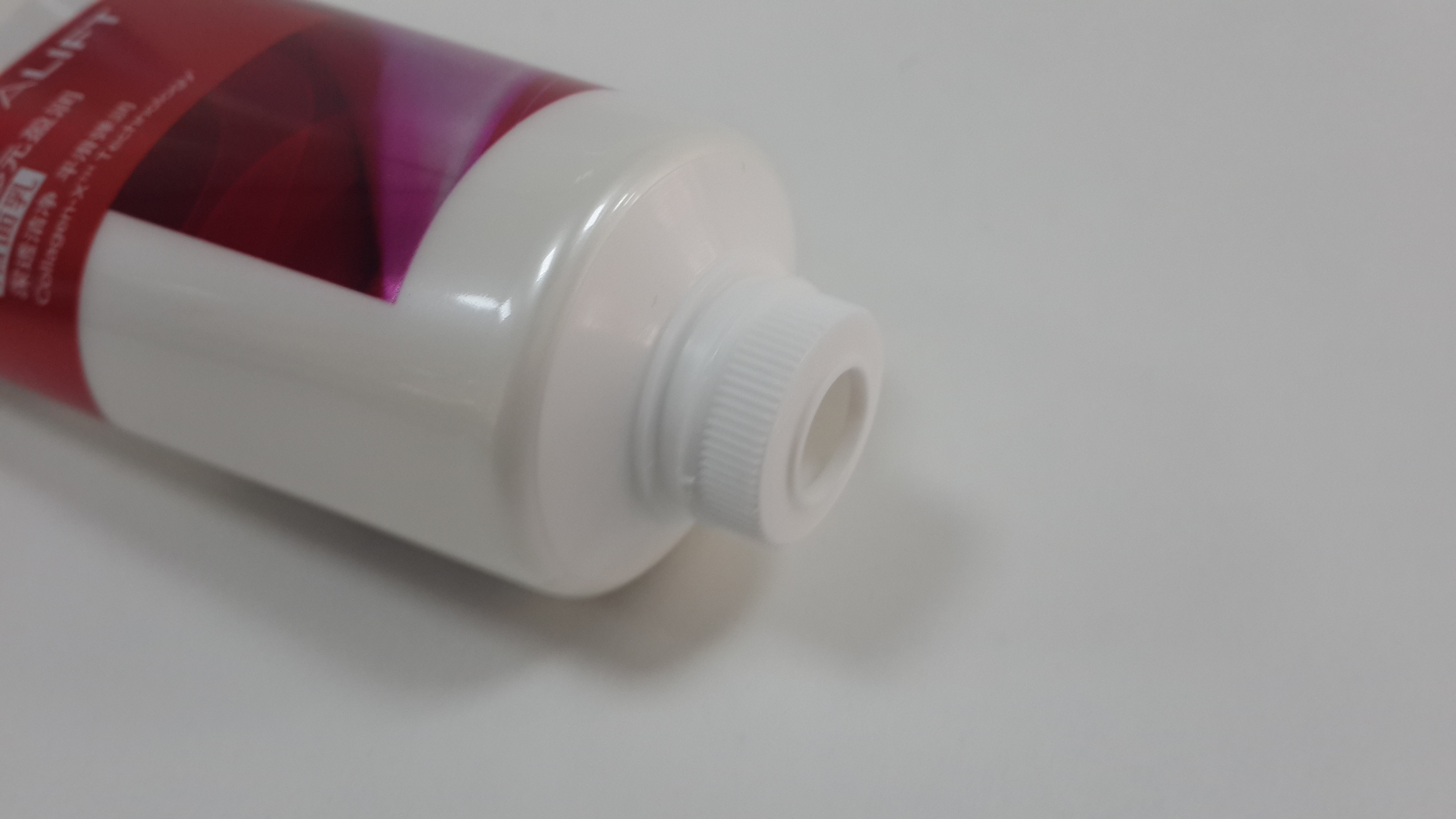 Cold Stamping Shiny Tube to Pack Facial Cleanser Flexible Plastic Barrier Laminated Tube Serial Design