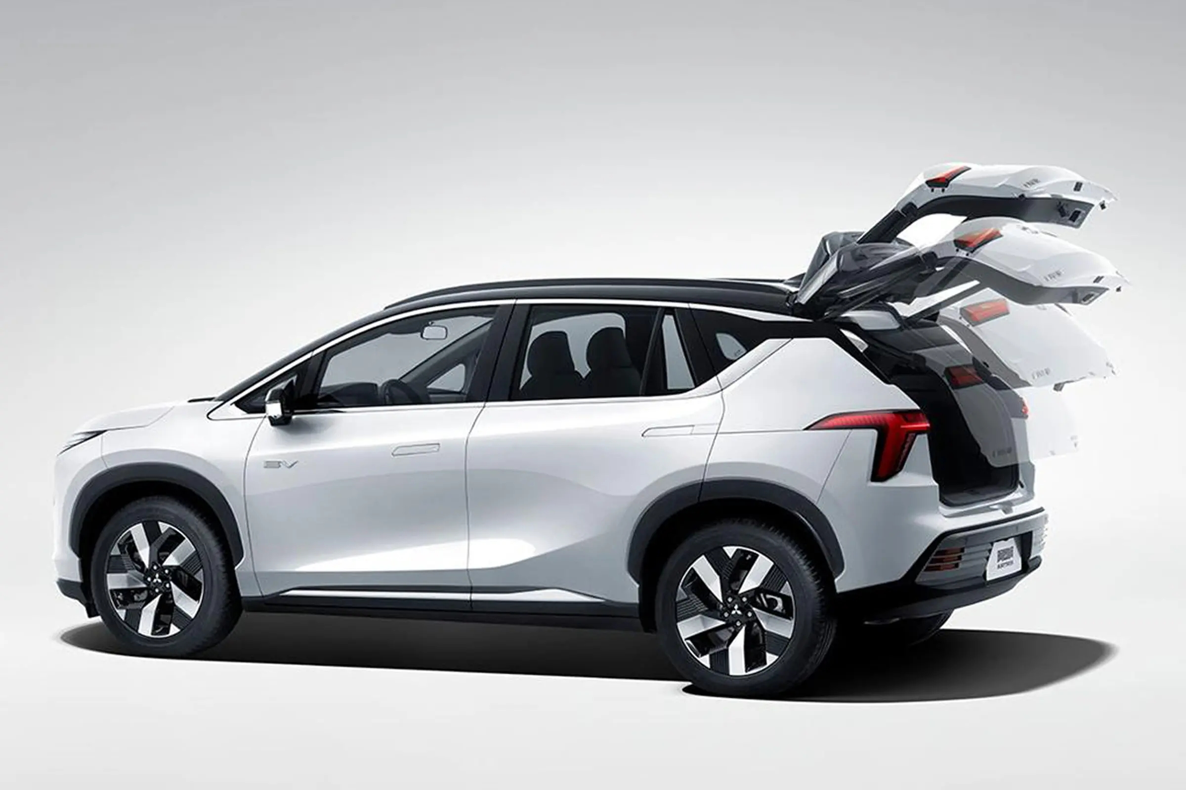 520km Range Mitsubishi AIRTREK Chinese Electric Car 4 Four Wheel Car Vehicle Length x width x height mm 4630*1920*1728