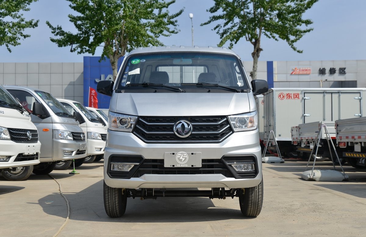 Normal Driver's Seat Dongfeng 4.5m Rear Axle 1.5T Light Truck with FAST Gear Box