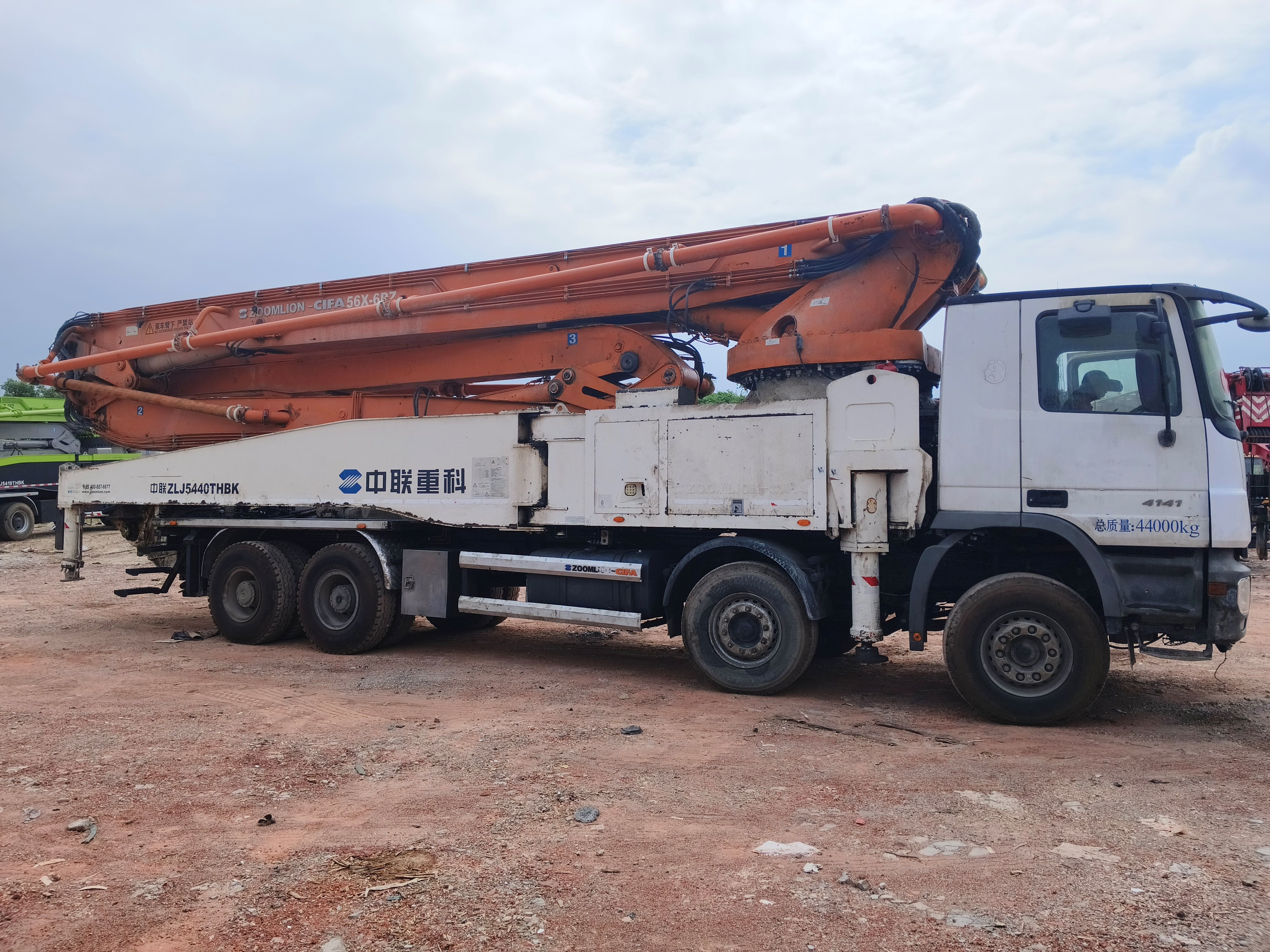 High Productivity Used Zoomlion Concrete Pump Trucks 56 meters with 13875*2500*4000mm Size