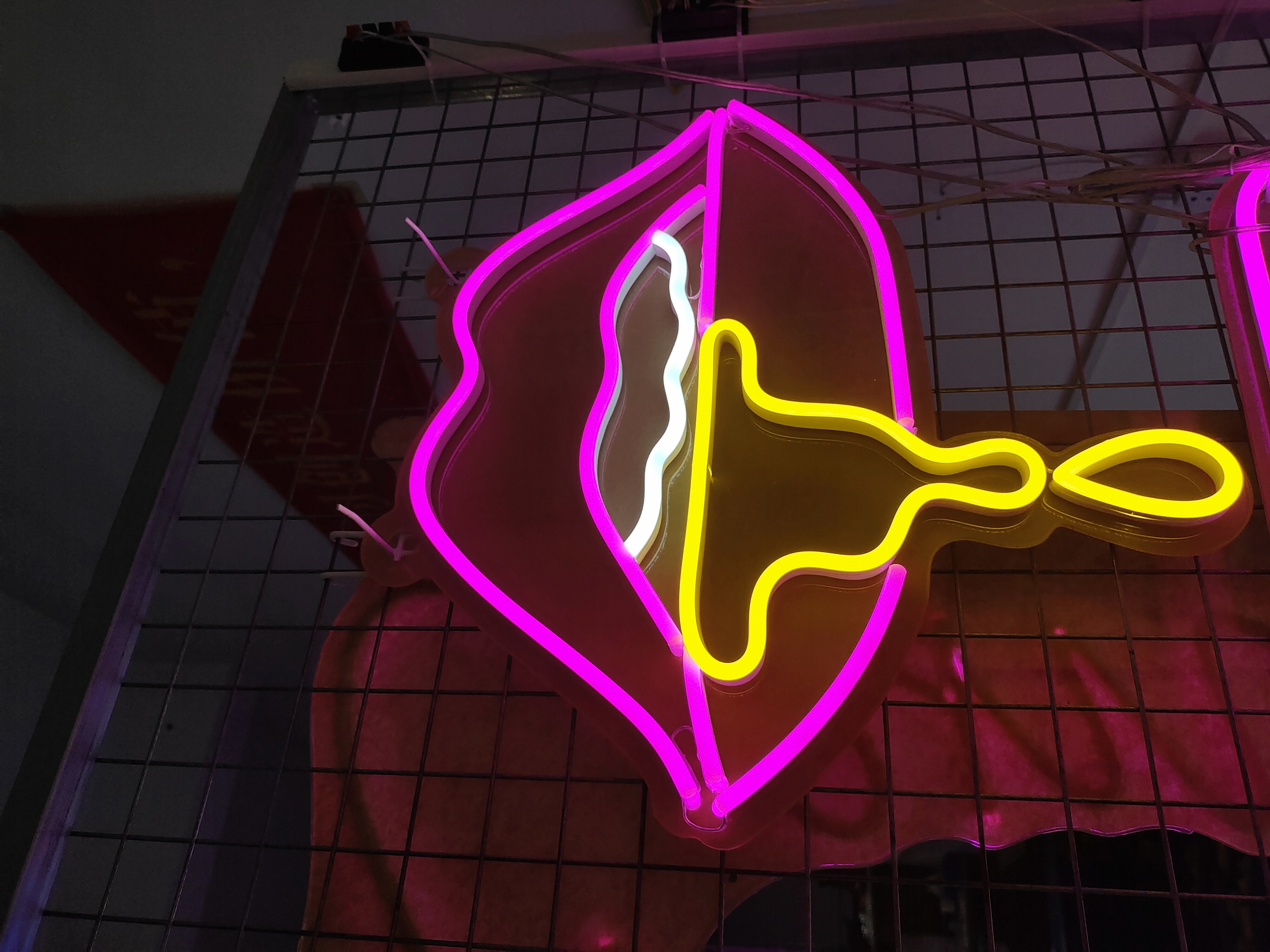 Vasten Lip Mouth Custom Neon Signs cafe drawing room neon lighting