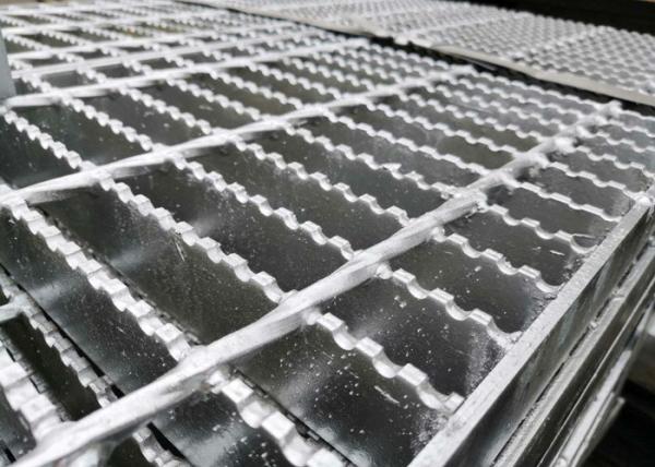 Steel Walkway Galvanized Serrated Bar Grating Anti Corrosion 6mm Cross Twisted