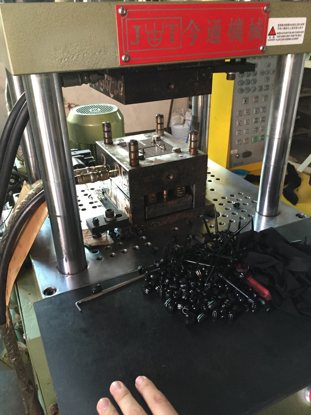 45T Robot Plastic Vertical Injection Moulding Machine With 45mm Ejector Stroke