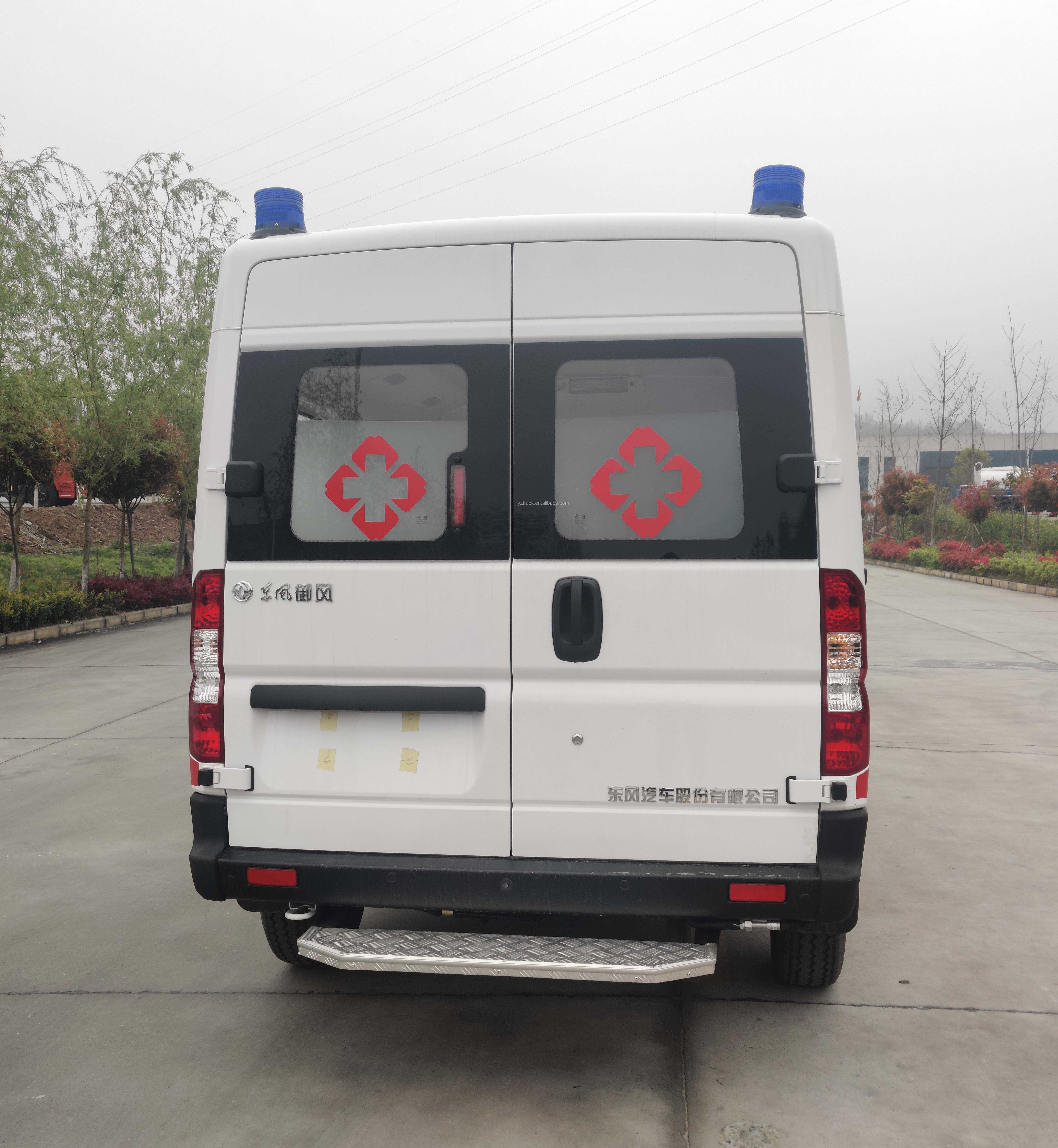 Prehospital Emergency Care Ambulance with Manual Transmission Dongfeng 4x2 Light Van