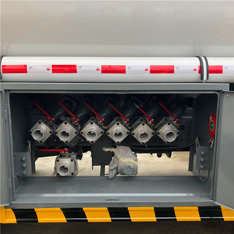 SINOTRUK HOWO 20CBM 25CBM Liquid Tanker Truck , Refueling Oil Tanker Truck
