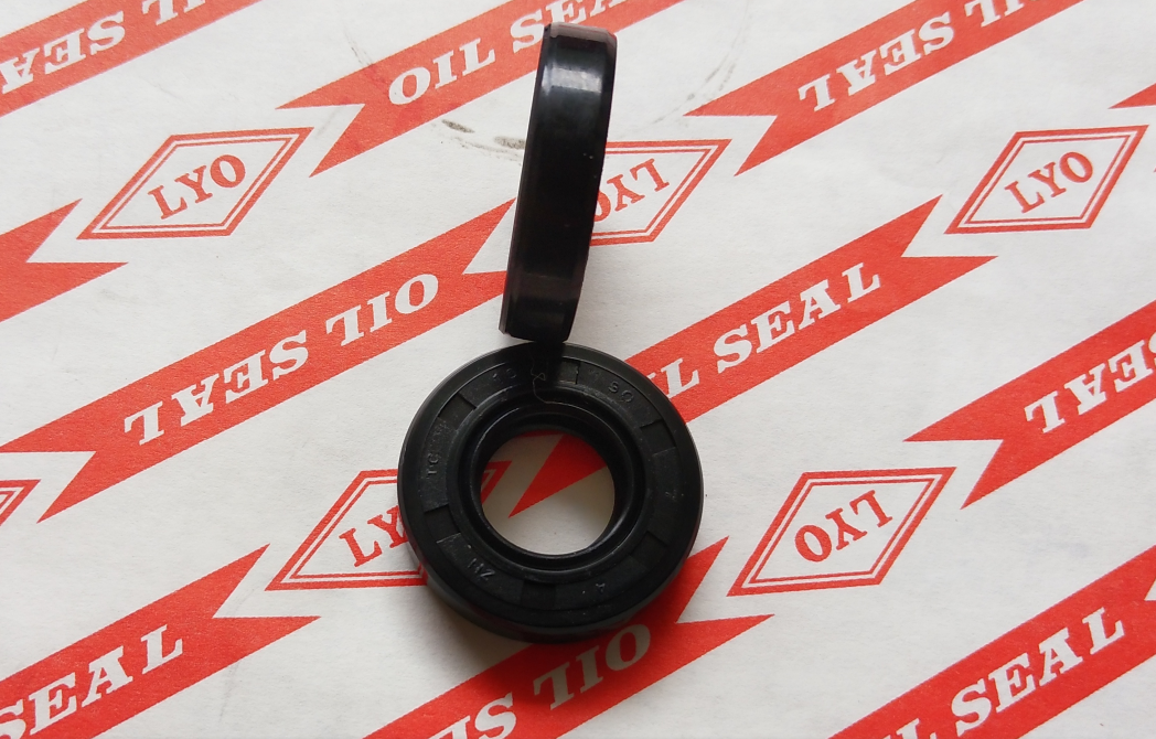 TC framework oil seal,model 15*30*7,NBR material,color is generally biack and brown.