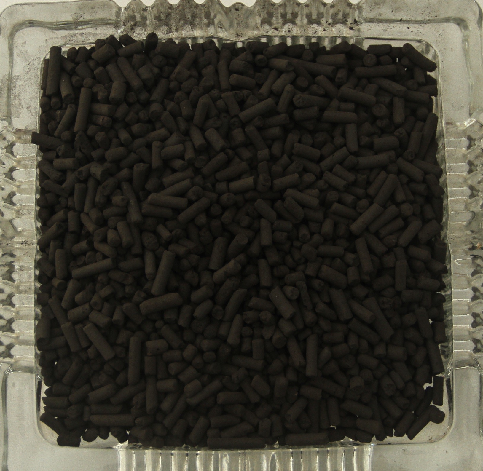 High performance palladium carbon deoxidizer