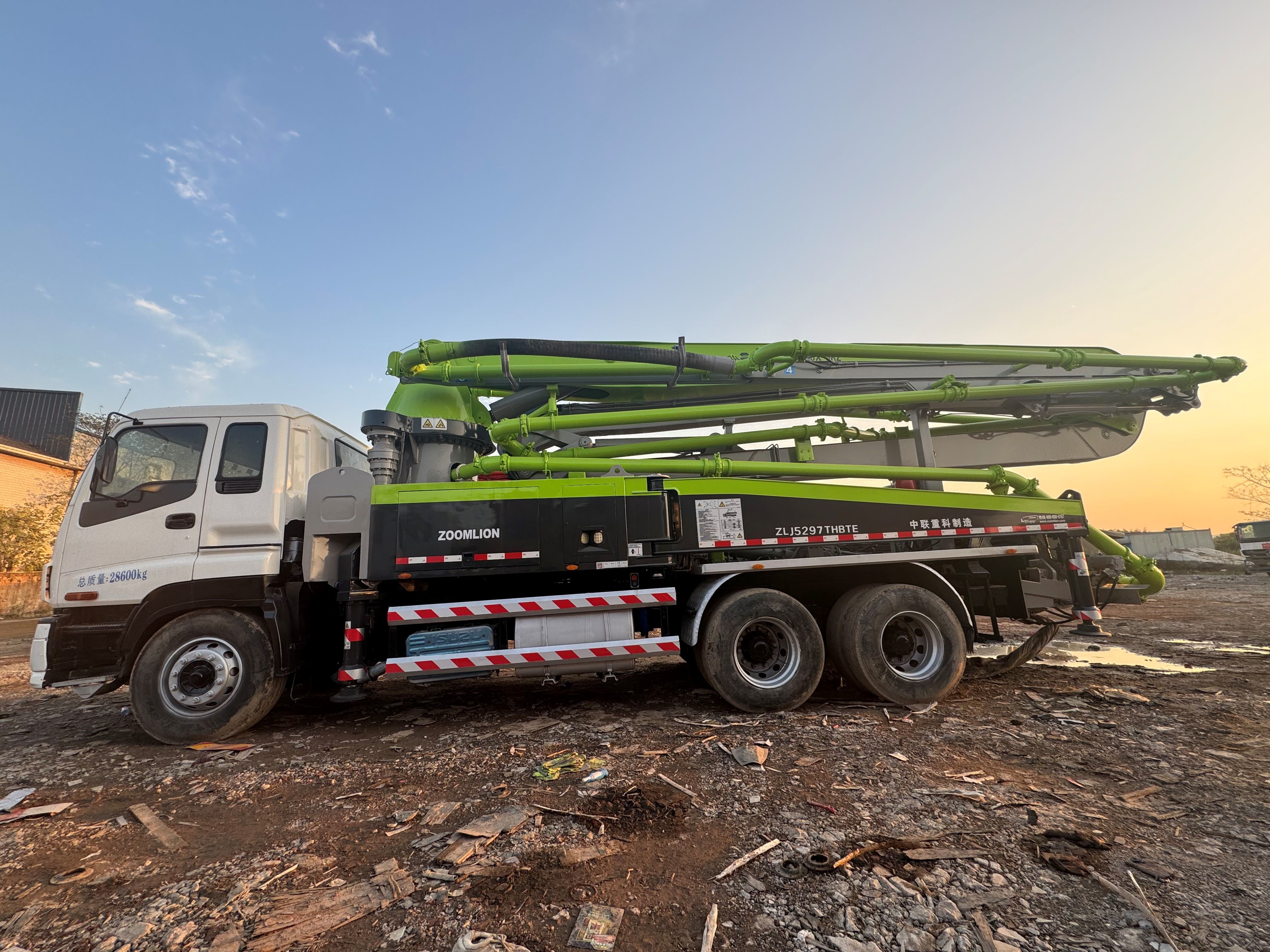 Refurbished 2013 Zoomlion 38 m concrete pump truck to install Isuzu chassis
