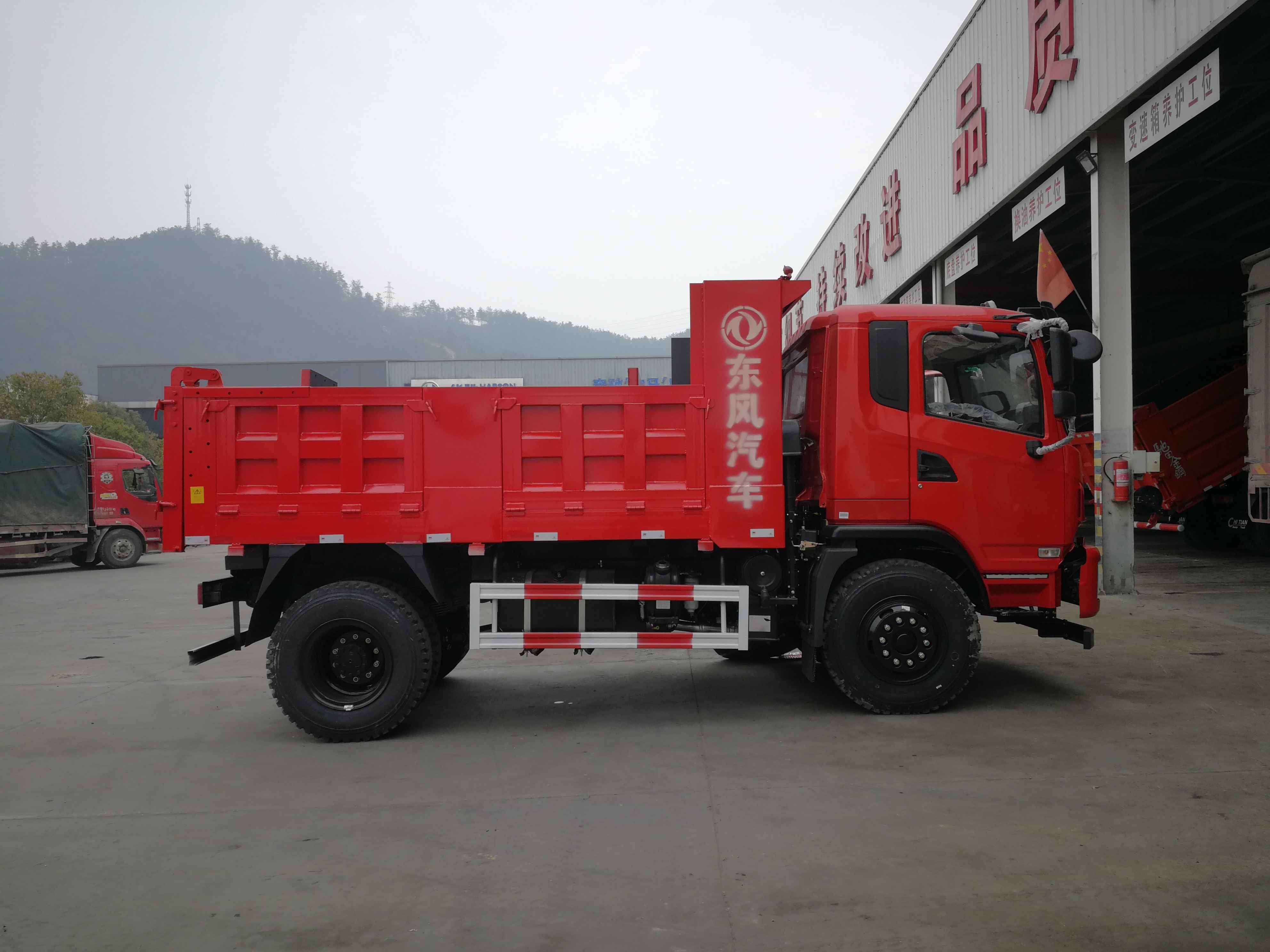 Dongfeng 4x4 Dump Truck Optional Specifications and Cargo Tank Dimension 3800*2500*800