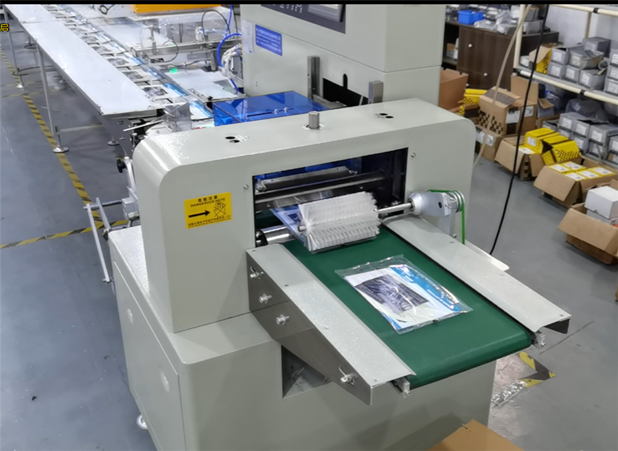 Automatic Bagging Pillow Packaging Machine for casters/manuals/masks/hotel supplies/tableware/furniture accessories