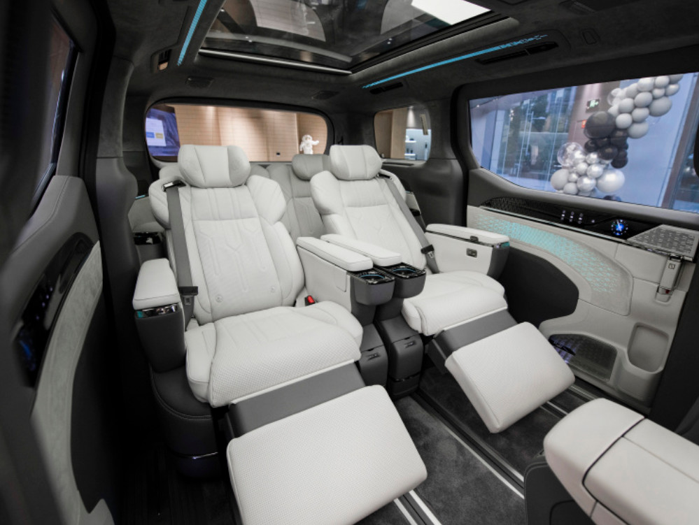 ZEEKR 009 WE version 2022 6 seats CLTC 702 pure electric white / black car