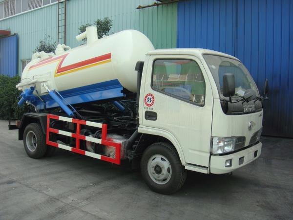 6 Wheel 5000 Liters Sewage Disposal Truck Vacuum Suction 5 Ton For Sewege