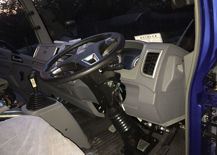 3 Tons SINOTRUK HOWO RHD 85HP Light Truck ZZ1047C3414C1R45