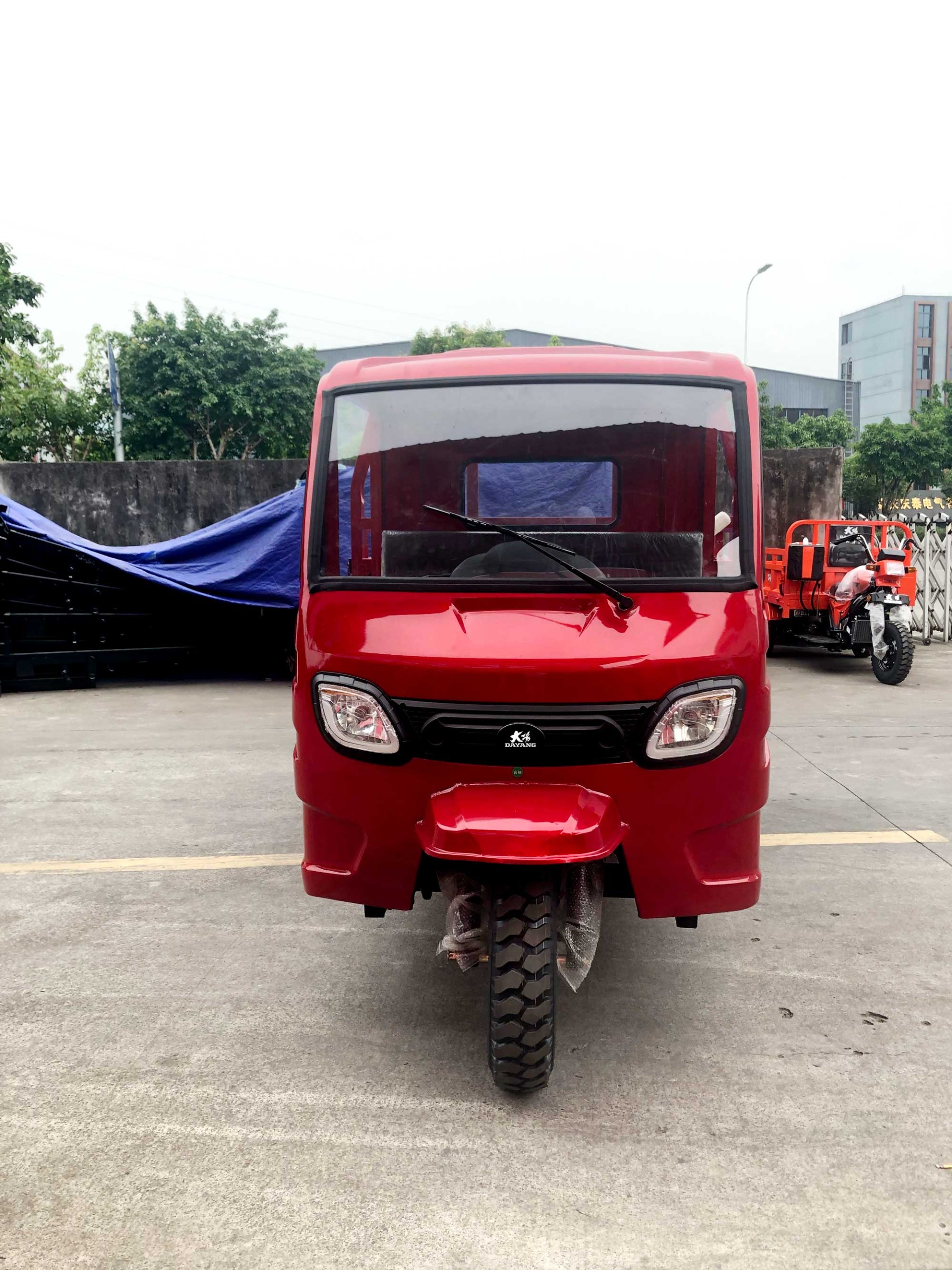 65 km/h Top Speed Diesel Semi Cab Cargo Tricycle Three Wheels Motorcycle 2021 Design