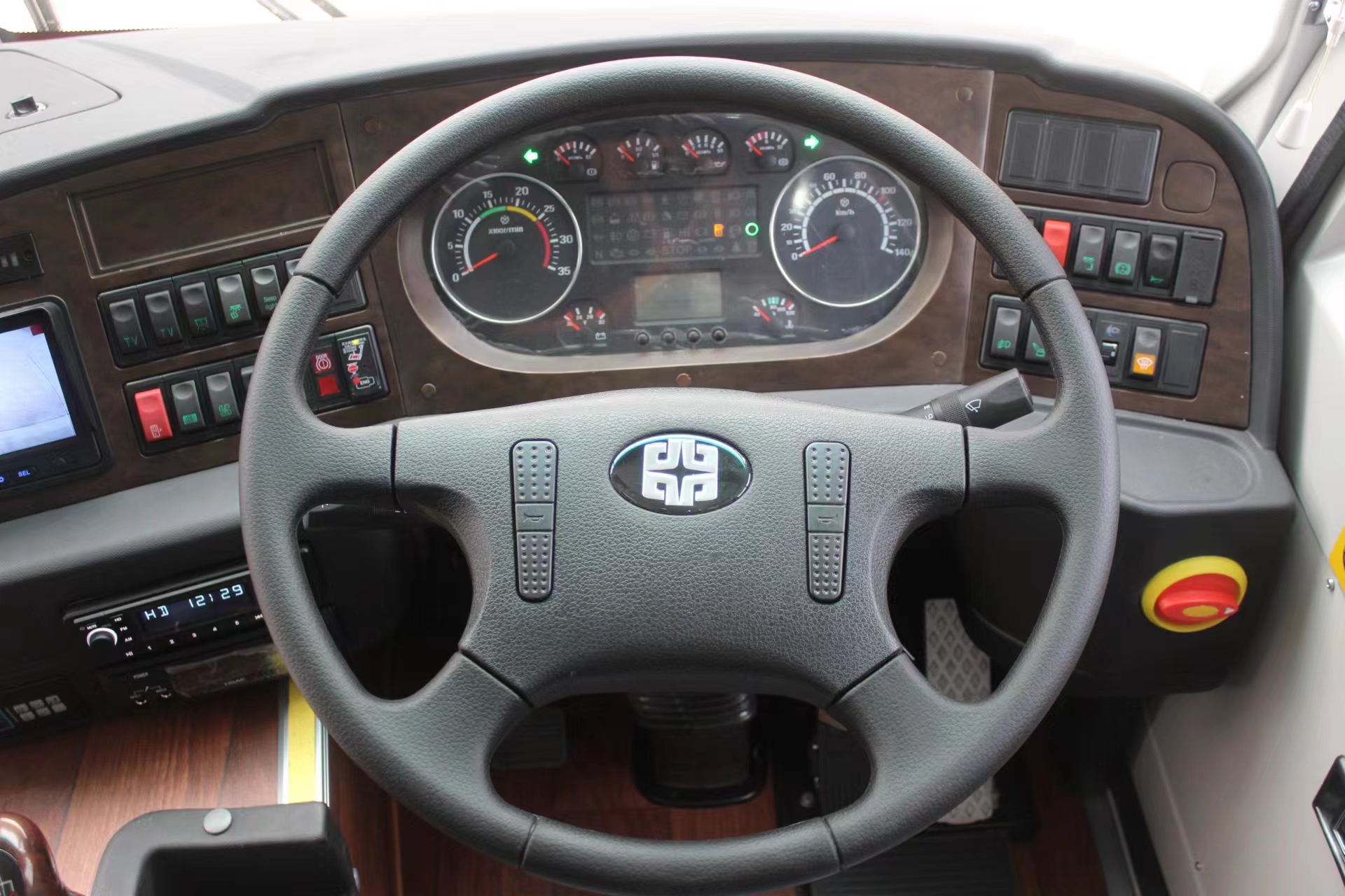 75 1 1 Seats Right Hand Drive Coach Bus With 4-6L Engine Capacity And Manual Transmission