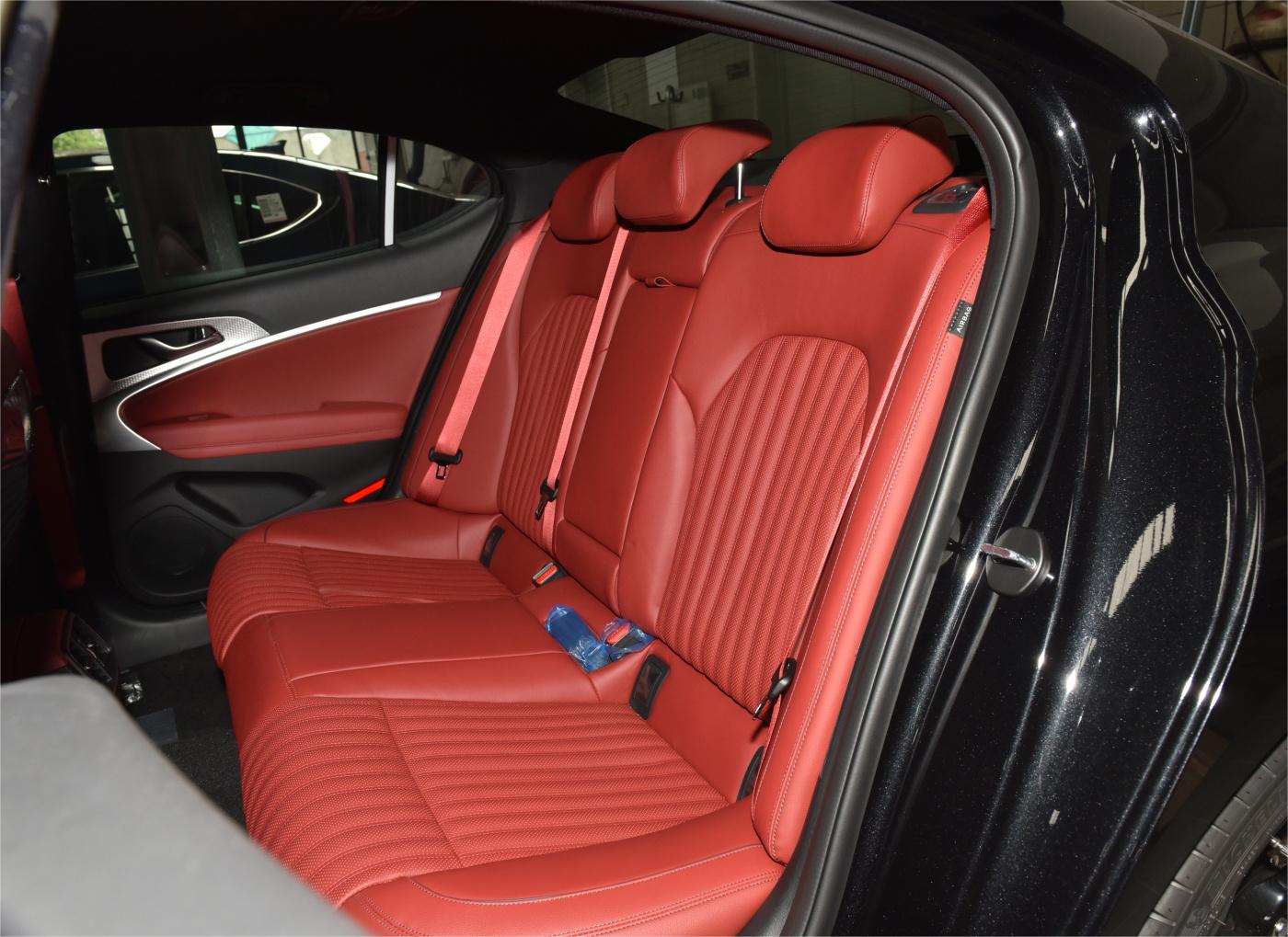 High Speed 2023 Genesis G70 G80 2.5T 304HP 2WD 4WD Diesel Car with Front Disc Rear Drum Brake System