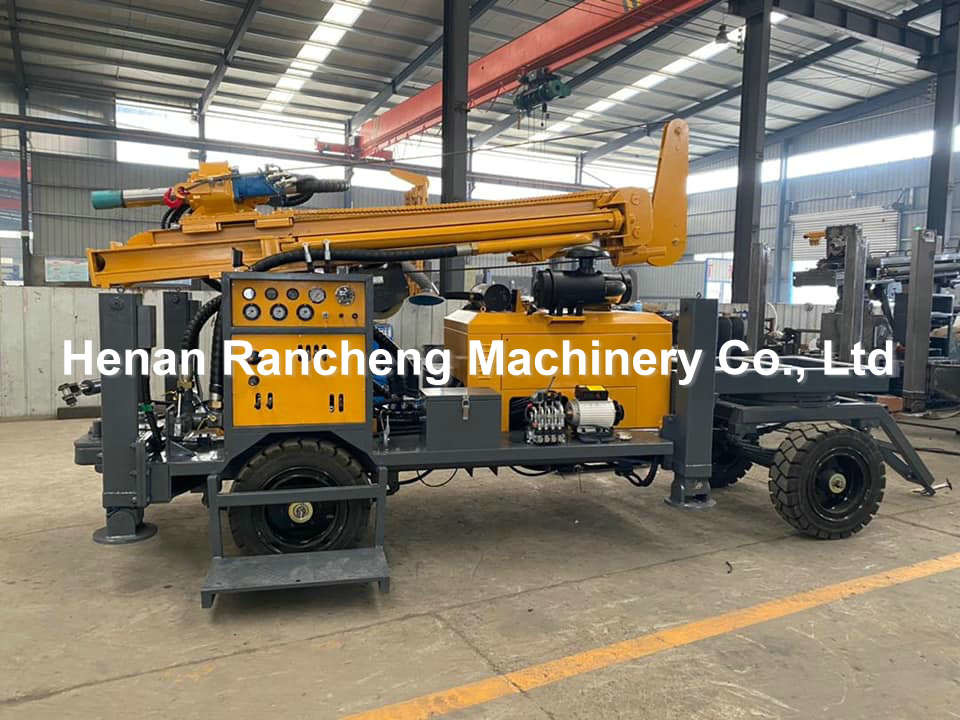 Wheel Mounted Water Borehole Drilling Machine 260m Depth 70KW Diesel Engine