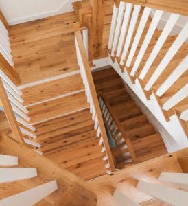 Quality natural oiled unfinished oak wood stair tread wholesale