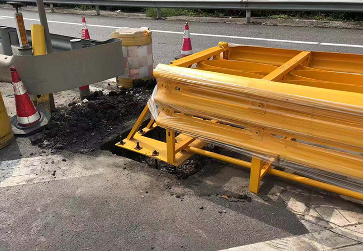 Roadway Safety Barrier Galvanized And Powder Coated Guardrails For Highways