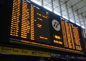 Quality Yaham Electronic Airport Flight Information Screen Installed At Station Entrance wholesale
