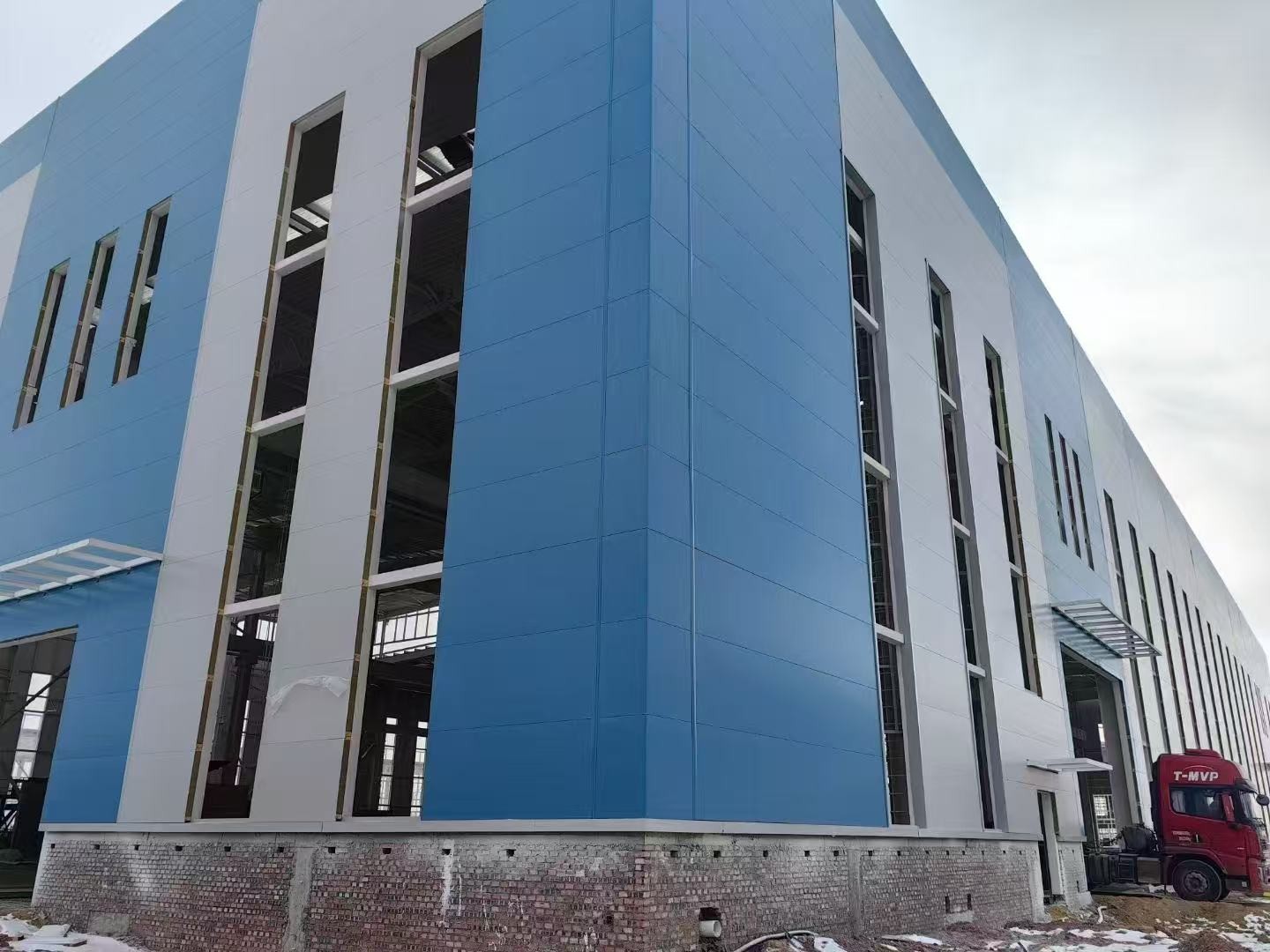 Customizable Versatile Steel Frame Warehouse Construction With Sandwich Panel Roof Cladding