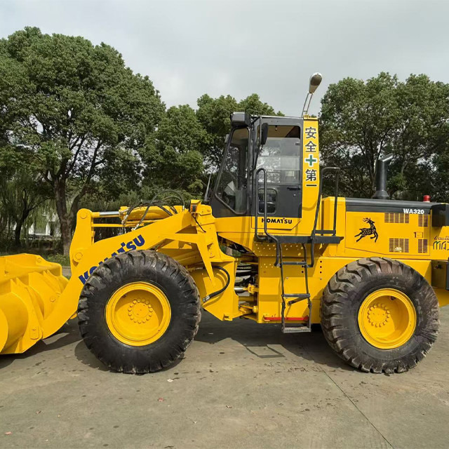 Komatsu WA320-5 loader with excellent power durability and high efficiency Japanese Komatsu WA320-5 construction loader