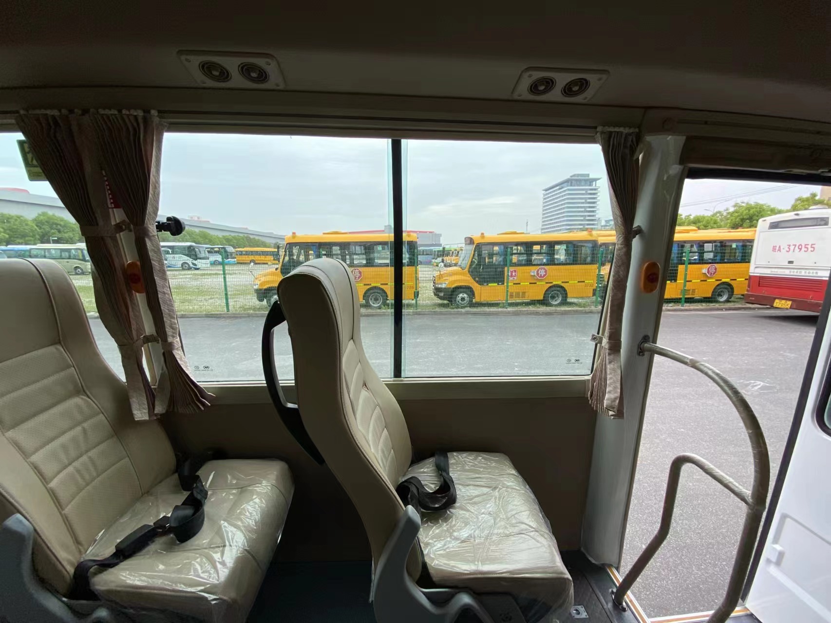 22 Seats Small Passenger Coaster Bus with Air Condition Six Speeds Transmission LC6T450